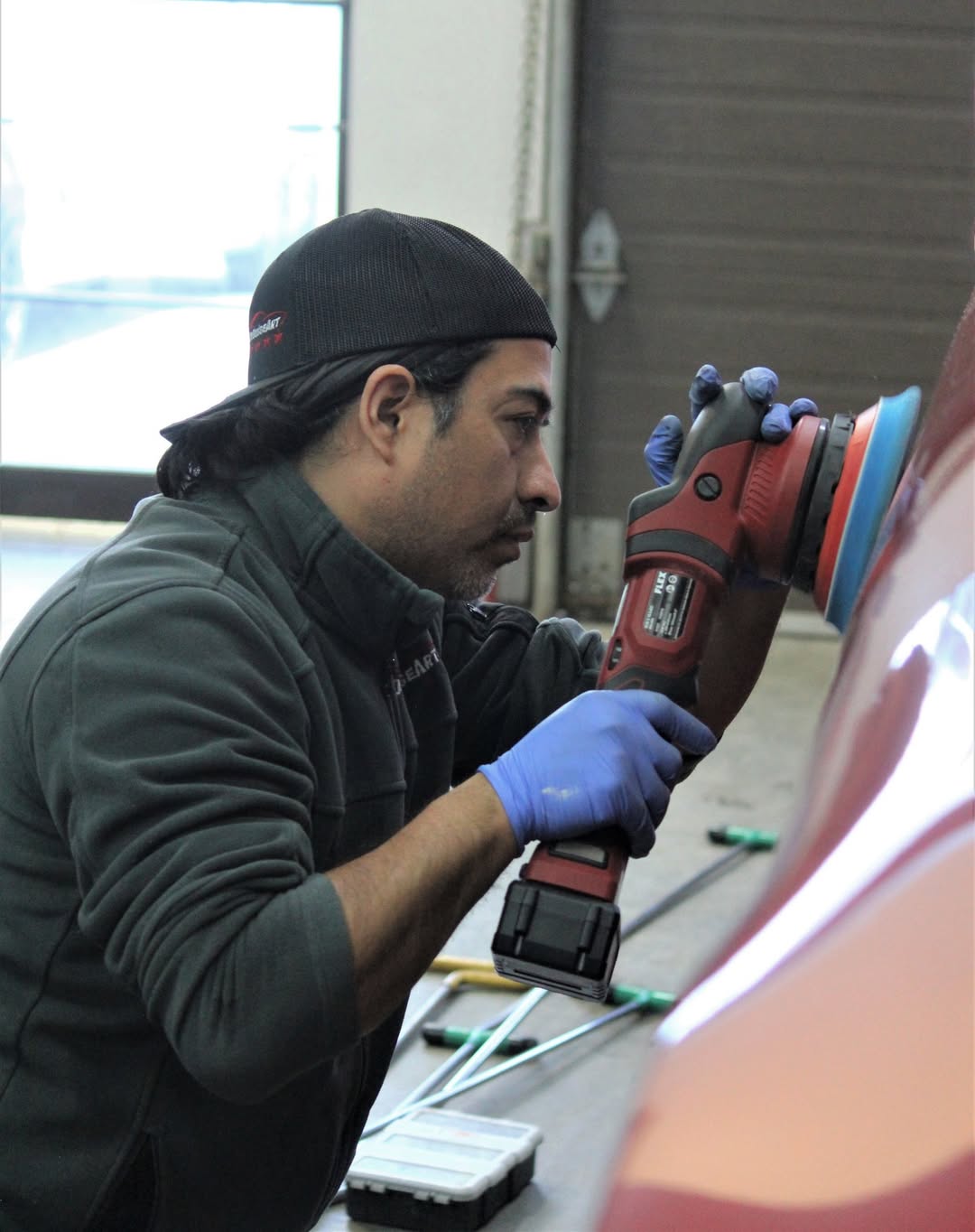 Expert DeBosseArt réparant une carrosserie — service PDR Montréal